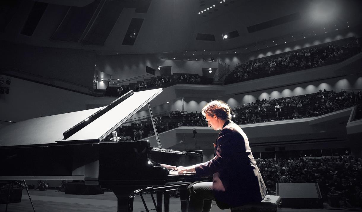 Chris Miggells Candlelit Concert: A Tribute to Gideon Klein