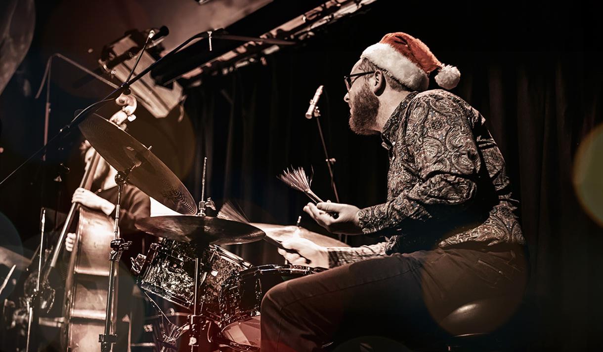 Swingin' Around The Christmas Tree with the Peggy's House Band