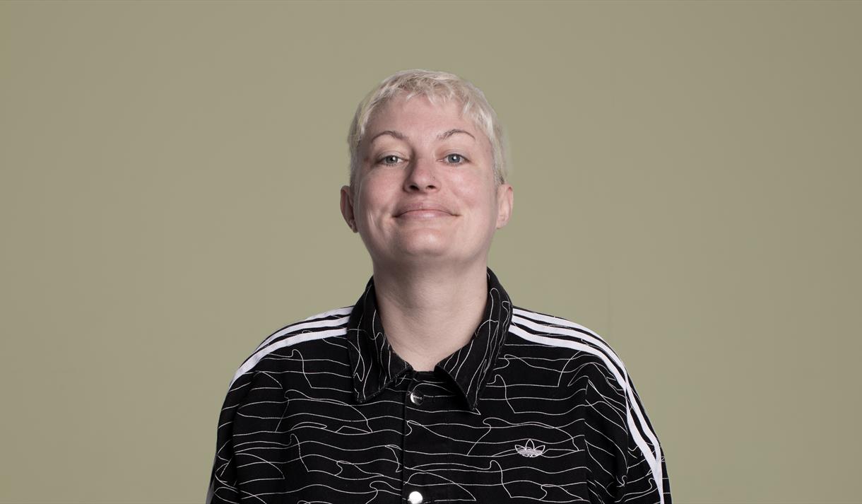Harriet Dyer: Easily Distra...